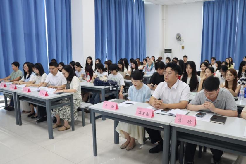 丰富馆藏，为师生提供各学科信息查阅服务